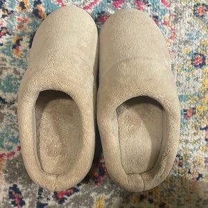 Womens size 8.5 isotoner slippers